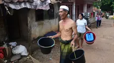 Warga membawa ember kosong saat  saat pemberian bantuan air bersih yang dilakukan Relawan Gerak Bareng di Desa Cidokom, Bogor, Jawa Barat, Kamis, 30 Juli 2026. Lebih dari 16 ribu aritr bersih dibagikan kepada warga desa. Sekitar 5000 warga terdampak kekeringan yang sudah berjalan lebih dari dua bulan