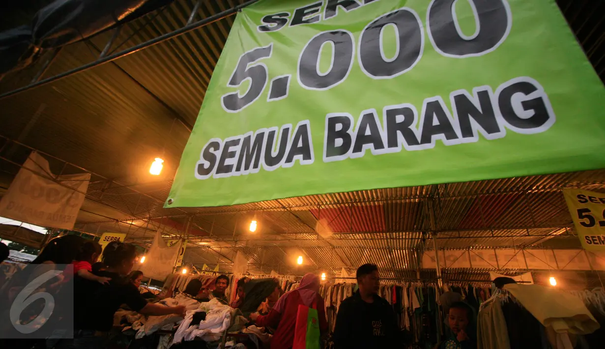 Obral pakaian murah di serbu pengunjung di area Pasar malam Sekaten,Yogyakarta, (19/12).Pasar malam sekaten di selenggarakan untuk menyambut peringatan lahirnya nabi Muhammad SAW 12 Robiul Awal. (Boy Harjanto)