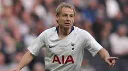 Jurgen Klinsmann datang ke Liga Inggris bersama Tottenham Hotspur. Ia memiliki eksploitasi mencetak gol yang mengagumkan bersama rekannya, Teddy Sheringham. Hal itu dibuktikan dengan catatan 30 gol di musim debutnya bersama The Lilywhites. (AFP/Daniel Leal)