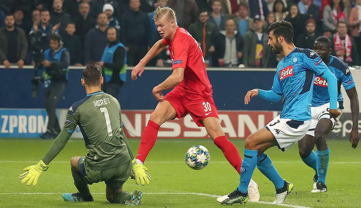 Pemain RB Salzburg, Erling Haaland (tengah) berusaha mencetak gol ke gawang Napoli saat laga laga Grup E Liga Champions 2019/2020 di Red Bull Arena, Austria, 23 Oktober 2019. Penampilan memukau Haaland di Piala Dunia U-20 2019 kemudian tercium oleh klub Austria, RB Salzburg. Ia dikontrak skuad berjuluk Die Roten Bullen dengan durasi 5 tahun. Namun, pada tahun 2020, Haaland memutuskan hengkang ke Dortmund dan kini bergabung bersama Manchester City. (AFP/APA/Krugfoto)