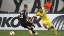 Gelandang Chelsea, Pedro Rodriguez, berusaha melewati pemain PAOK, Andre Vierinha, pada laga Liga Europa di Stadion Toumbas, Thessaloniki, Kamis (20/9/2018). PAOK takluk 0-1 dari Chelsea. (AP/Thanassis Stavrakis)