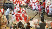 Pekerja memindahkan paket bansos di Gudang Food Station Cipinang, Jakarta, Rabu (22/4/2020). Pemerintah menyalurkan paket bansos sebesar Rp 600 ribu per bulan selama tiga bulan untuk mencegah warga mudik dan meningkatkan daya beli selama masa pandemi COVID-19. (Liputan6.com/Immanuel Antonius)