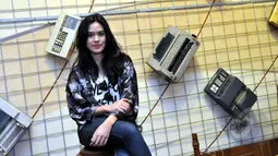 Kehadiran penyanyi Raisa selalu dinanti-nanti. Pelantun Terjebak Nostalgia itu memang selalu enak dipandang. Foto diambil di kawasan Jakarta Barat, Jum'at (13/3/2015). (Liputan6.com/Panji Diksana)