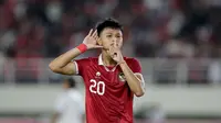 Gaya selebrasi Hokky Caraka setelah mencetak gol untuk Timnas Indonesia U-23 ke gawang Chinese Taipe dalam pertandingan Grup K Kualifikasi Piala Asia U-23 2024 yang berlangsung di Stadion Manahan, Solo, Sabtu (9/9/2023). (Bola.com/Arief Bagus Prasetiyo)