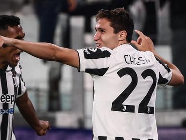 Juventus berhasil mengalahkan juara bertahan Liga Champions musim lalu, Chelsea dengan skor tipis 1-0 dalam laga matchday kedua Grup H Liga Champions 2021/2022, Rabu (29/9/2021). Gol tunggal kemenangan Bianconeri dicetak Federico Chiesa di awal babak kedua. (AFP/Marco Bertorello)