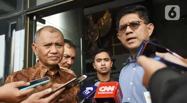 Ketua KPK Agus Rahardjo, Wakil Pimpinan KPK Saut Situmorang, dan Wakil Pimpinan KPK Laode M Syarif memberikan keterangan di Gedung KPK, Jakarta, Rabu (20/11/2019). Atas nama pribadi, ketiganya akan menjadi pemohon ke MK dalam uji materi UU Nomor 19 Tahun 2019 tentang KPK. (merdeka.com/Dwi Narwoko)