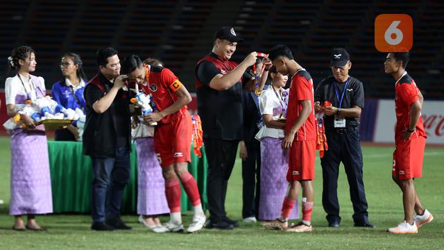 Foto: Membanggakan, Momen Timnas Indonesia U-22 Merayakan Medali Emas SEA Games 2023 di Podium