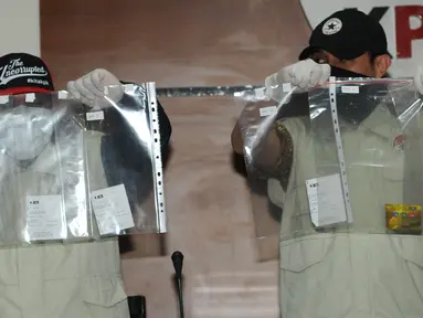 Penyidik KPK menunjukkan barang bukti hasil operasi tangkap tangan (OTT) Pasuruan di Gedung KPK, Jakarta, Jumat (5/10). Barang bukti tersebut berupa uang, kartu ATM, dan bukti transfer. (Merdeka.com/Dwi Narwoko)