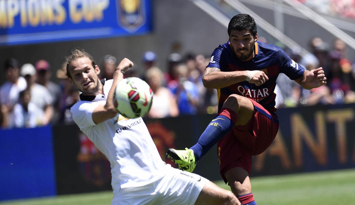 Aksi Luis Suarez (kanan) dan Daley Blind pada partai persahabatan International Champions Cup antara Barcelona and Manchester United di Stadion Levi's,  Santa Clara, California, USA, (25/7/2015).  (EPA/John G. Mabanglo)