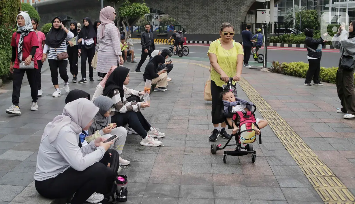 Pada 13 Oktober 2024, Hari Bebas Kendaraan Bermotor (HBKB) atau Car Free Day (CFD) di Jakarta berbenturan dengan rangkaian kegiatan Jakarta Running Festival. (Liputan6.com/Angga Yuniar)