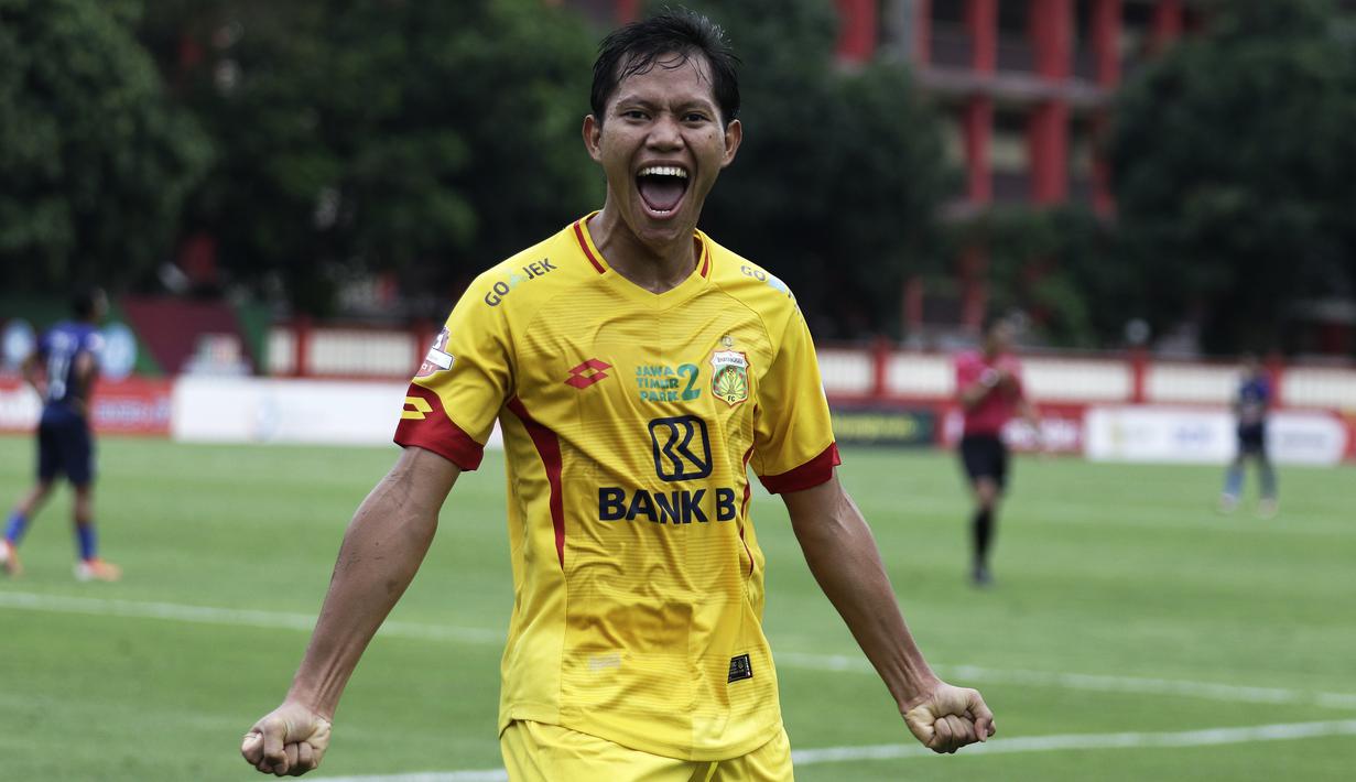 Gelandang Bhayangkara FC, Adam Alis, melakukan selebrasi usai mencetak gol ke gawang Arema FC pada laga Shopee Liga 1 di Stadion PTIK, Jakarta, Rabu (27/11). Bhayangkara menang 1-0 atas Arema. (Bola.com/Yoppy Renato)