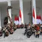 Presiden Joko Widodo atau Jokowi (tengah) didampingi Wakil Presiden Ma'ruf Amin memperkenalkan para menteri Kabinet Indonesia Maju di Istana Merdeka, Jakarta, Rabu (23/10/2019). Kabinet Indonesia Maju akan membantu Jokowi-Ma'ruf pada periode 2019-2024. (Liputan6.com/AnggaYuniar)