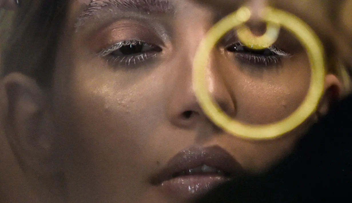 Model saat dirias di belakang panggung sebelum tampil membawakan busana Jay Star Jeans di Colombiamoda sebagai bagian dari Colombia Fashion Week di Medellin, Departemen Antioquia, Kolombia (25/7). (AFP Photo/Joaquin Sarmiento)