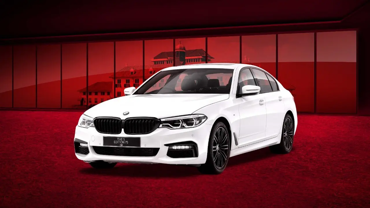 BMW 520i M Sport Edition 75 dengan logo Indonesia Maju pada LED projector