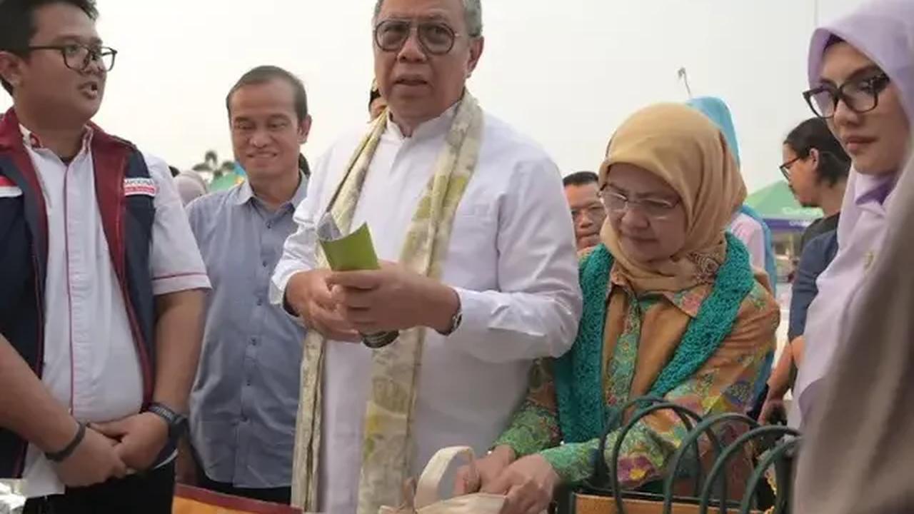 Benyamin Davnie sebelumnya merupakan wakil wali kota Tangsel, dua periode yang berpasangan dengan Airin Rachmi Diany. Airin adalah mantan wali kota Tangsel dua periode. Airin merupakan bibi dari Pilar Saga Ichsan (wakil wali kota Tangsel saat ini).&nbsp;