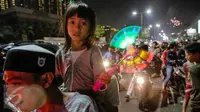 Anak turut mengikuti perayaan malam takbir, bersama Orang Tua nya di Jalan Tanah Abang, Jakarta, Kamis (16/7/2015). Pemerintah melalui Kementerian Agama telah menetapkan 1 Syawal 1436H yang jatuh pada tanggal 17 Juli 2015.(Liputan6.com/Faizal Fanani)