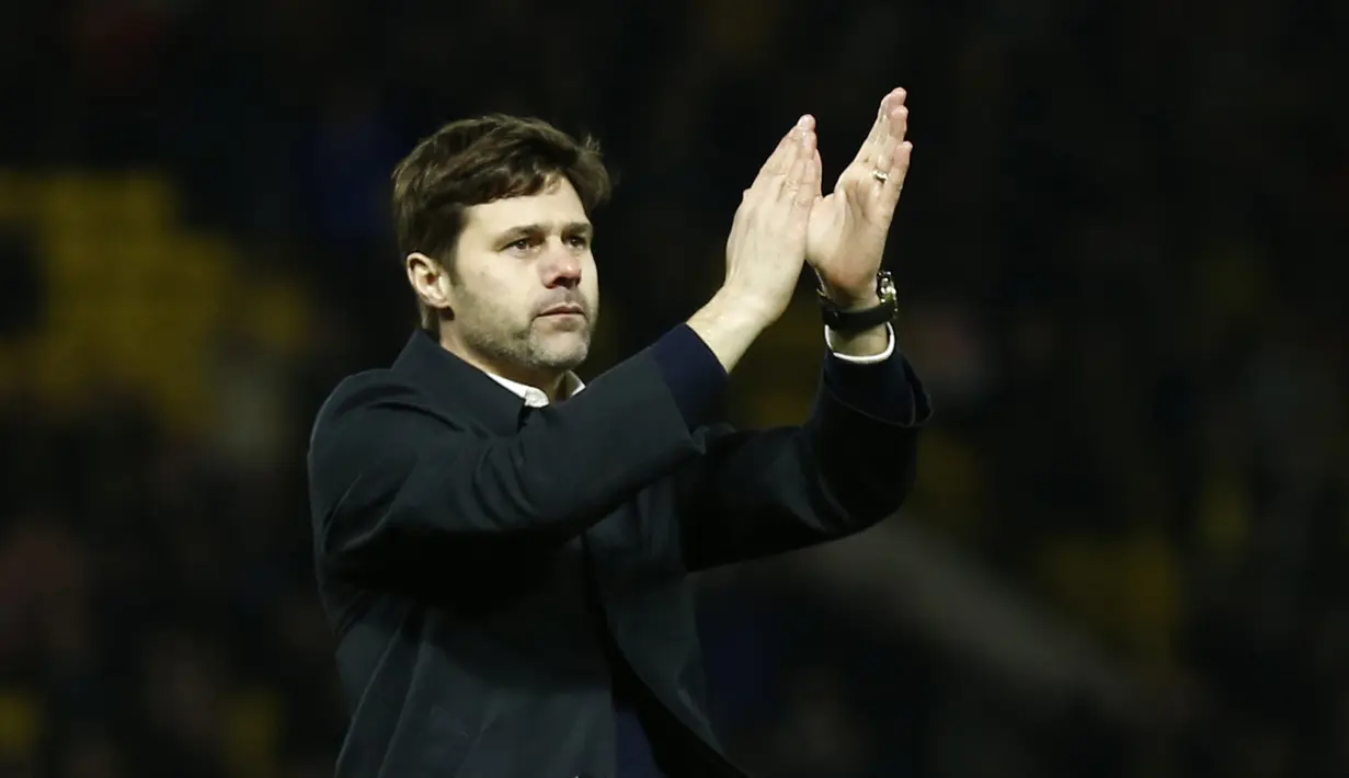  Pelatih Tottenham, Mauricio Pochettino memberikan tepuk tangan kepada suporter pada lanjutan Liga Premier Inggris di Stadion Vacarage Road, Inggris, Selasa (29/12/2015) dini hari WIB. Spurs menang 2-1. (Reuters/Eddie Keogh)