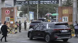 Sebuah konvoi kendaraan, salah satunya membawa personel boy group BTS, Jin, tiba di pusat pelatihan tentara di Yeoncheon, Korea Selatan, Selasa (13/12/2022). Menurut agensi Big Hit Music, BTS akan berkumpul dan aktif kembali sebagai grup sekitar tahun 2025, setelah menyelesaikan wajib militer. (AP Photo/Ahn Young-joon)