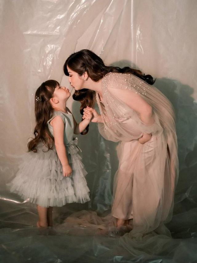 Tak Ada Sebulan Lagi Melahirkan, Ini 7 Maternity Shoot Franda yang Terbaru