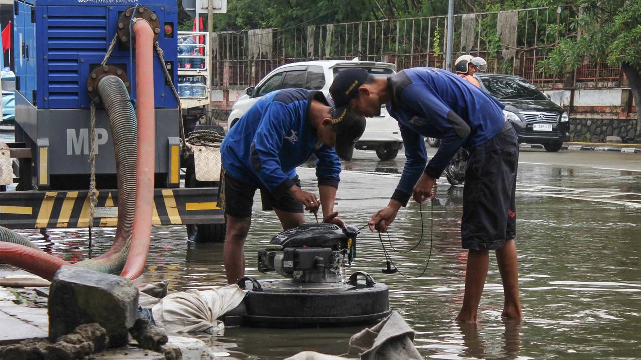 FOTO: Mesin Pompa Dikerahkan, Banjir Mangga Dua Kini Surut
