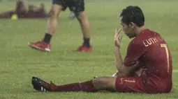 Gelandang Timnas Indonesia, Luthfi Kamal, tampak kecewa usai dikalahkan Jepang pada laga AFC U-19 Championship di SUGBK, Jakarta, Minggu (25/10). Indonesia kalah 0-2 dar Jepang. (Bola.com/Vitalis Yogi Trisna)