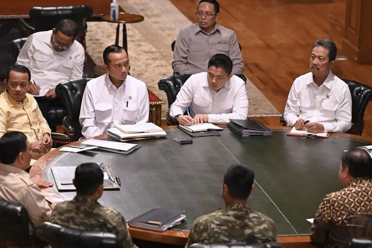 Presiden Prabowo Subianto menggelar rapat dengan sejumlah menteri Kabinet Merah Putih di kediaman pribadinya, Hambalang, Jawa Barat.