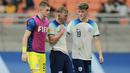 Pemain Timnas Inggris U-17,Matty Warhust (kanan) dan Finlay Herrick (kiri) berusaha menenangkan Finley McAllister yang tidak dapat menutupi kesedihannya setelah wasit meniup peluit panjang tanda pertandingan berakhir saat pertandingan babak 16 besar Piala Dunia U-17 2023 melawan Timnas Uzbekistan U-17 yang berlangsung di Jakarta International Stadium, Rabu (22/11/2023) sore WIB. (Bola.com/M Iqbal Ichsan)