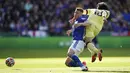 Pemain Leicester City Harvey Barnes (kiri)  berebut bola dengan pemain Arsenal Takehiro Tomiyasuka pada pertandingan Liga Inggris di Stadion King Power, Leicester, Inggris, 30 Oktober 2021. Arsenal menang 2-0. (Zac Goodwin/PA via AP)