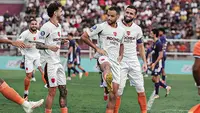 Pablo Ganet (tengah) mencetak hattrick ke gawang Persik Kediri dalam laga pekan kedelapan BRI Super League 2026/2027 di Stadion Brawijaya, Kediri, Sabtu (31/10/2026). Javlon Guseynov dan Rayco Rodriguez mendampingi dirinya. (Dok. Persita)