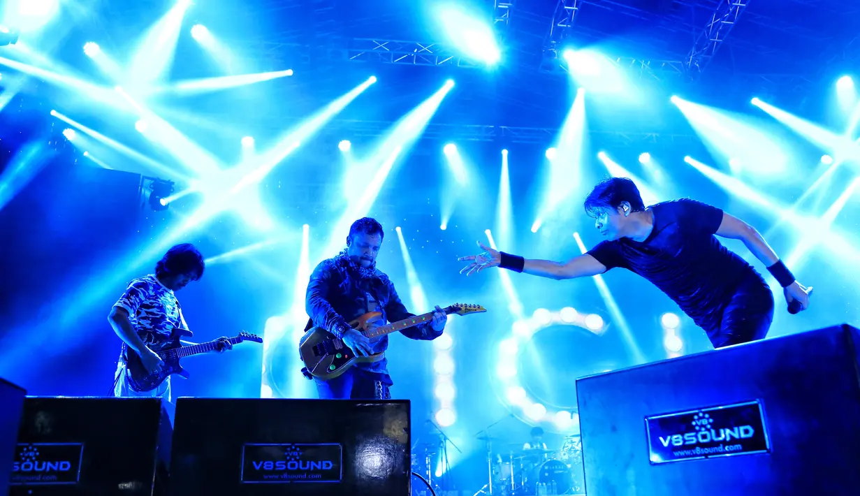 Tiga drummer, dua bassist, dua gitaris, dan satu vokalis sebagai bentuk suguhan Armand Maulana CS selama 23 tahun meramaikan industri musik. satu setengah jam band Gigi dulu dan kini menghibur di Jakarta Fair 2017. (Adrian Putra/Bintang.com)