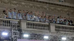 Timnas Basket Serbia menyapa para masyarakat Serbia di ibu kota Belgrade, Serbia, 12 September 2023 waktu setempat. Skuad asuhan Svestival Pesic berhasil menjadi runner up di Piala Dunia FIBA 2023. (AP Photo/Marko Drobnjakovic)