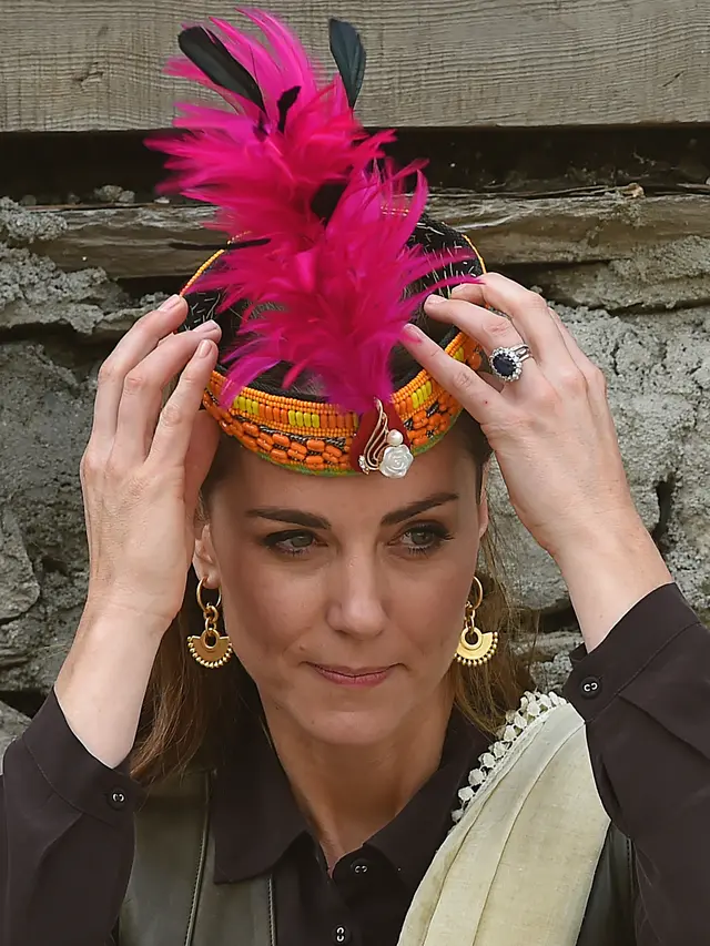 Cantiknya Kate Middleton Pakai Topi Suku Kalash