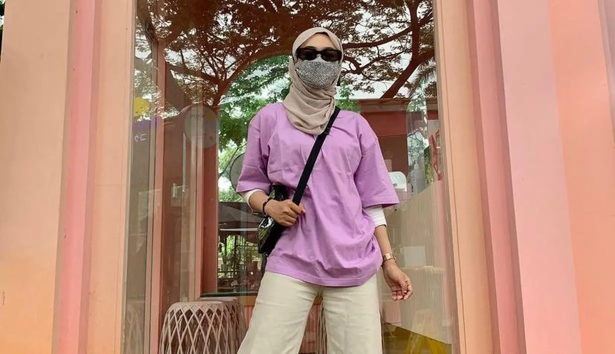 Selain nude, baju warna ungu muda juga tak kalah menarik dipadukan dengan celana warna cream. (Instagram/clarayaaa__).