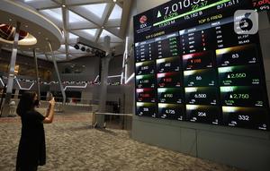 Karyawan memfoto layar pergerakan IHSG, Jakarta, Rabu (3/8/2022). Indeks Harga Saham Gabungan (IHSG) pada perdagangan di Bursa Efek Indonesia, Rabu (3/08/2022), ditutup di level 7046,63. IHSG menguat 58,47 poin atau 0,0084 persen dari penutupan perdagangan sehari sebelumnya. (Liputan6.com/Angga Yuniar)