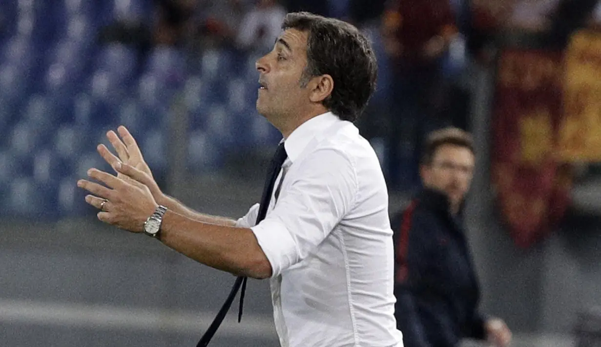 Gaya pelatih Hellas Verona, Fabio Pecchia memberikan instruksi kepada anak asuhnya saat melawan AS Roma pada lanjutan Serie A di Olympic stadium, Roma, (16/9/2017). Roma menang 3-0. (AP/Andrew Medichini)