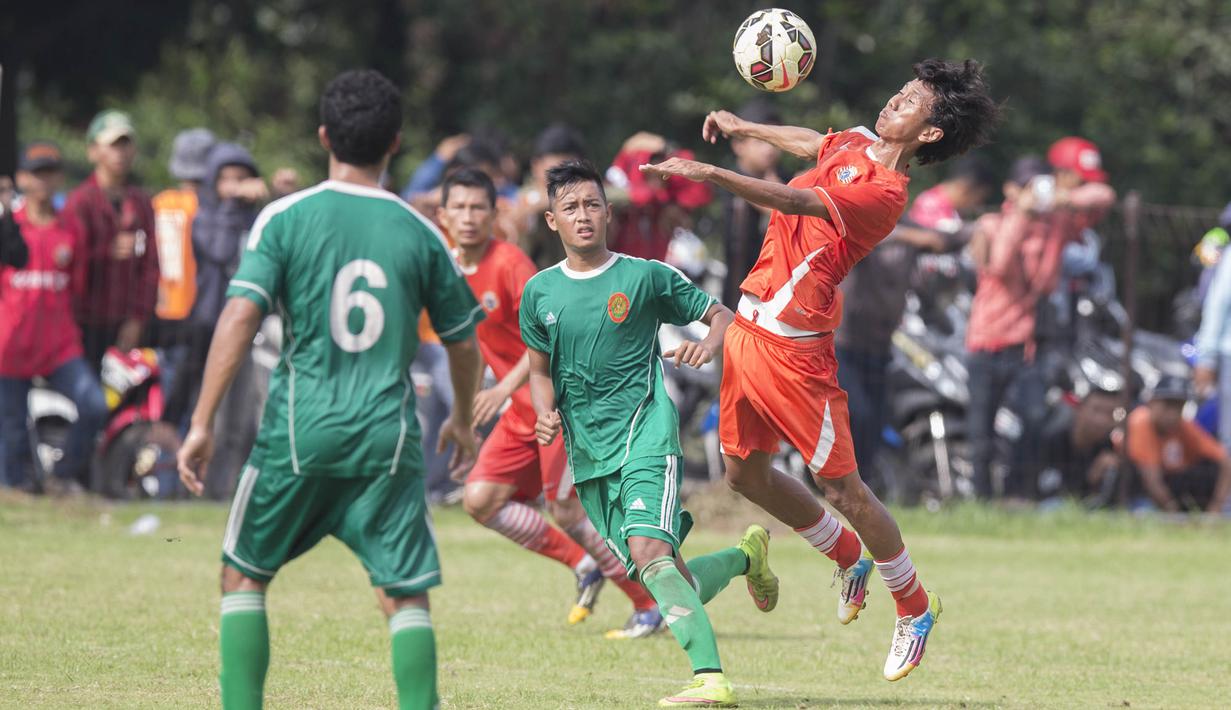 Gelandang Persija Jakarta, Amarzukih, berusaha membangun serangan ke pertahanan PS AD pada laga uji coba di Lapangan Villa 2000, Tangerang, Jumat (4/3/2016). (Bola.com/Vitalis Yogi Trisna)