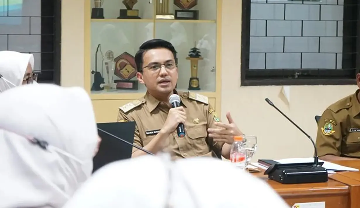 Aktif bagikan kegiatan di media sosial, tak sedikit pula warganet yang memuji paras tampan Sahrul Gunawan. Dirinya disebut awet muda dan justru seumuran dengan putri sulungnya, Raihana Zemma Gunawan. (Liputan6.com/IG/@sahrulgunawanofficial)