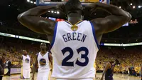 Forward Golden State Warriors, Draymond Green,  beraksi dalam Gim 2 final NBA 2016 kontra Cleveland Cavaliers, Minggu (5/6/2016) waktu setempat.  (EPA/Eza Shaw)