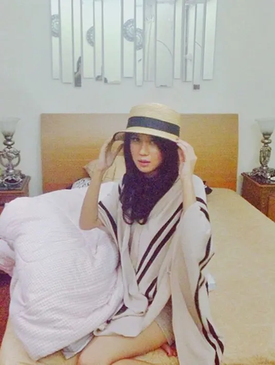 Gista Putri melebarkan sayapnya di dunia hiburan sebagai aktris, model, dan juga presenter. (via instagram/@gistaputri)