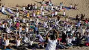 Peserta mengikuti kelas yoga yang digelar di gurun Samalayuca, negara bagian Chihuahua, Meksiko, 28 April 2018. Latihan di pasir gurun yang panas karena terik matahari menjadi ini tantangan tersendiri bagi para pencinta yoga. (AFP PHOTO / HERIKA MARTINEZ)