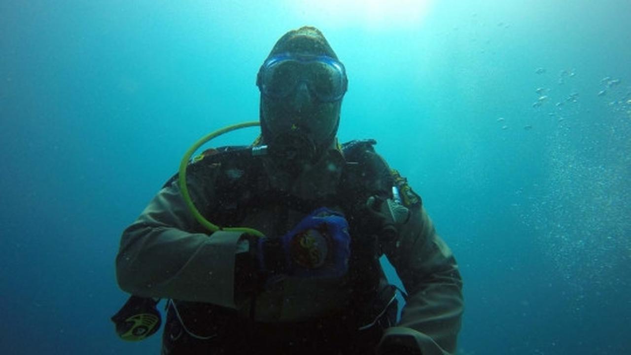 Aksi polisi peringati Hari Bhayangkara Ke-69 di bawah laut