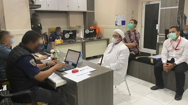 Rizieq Shihab tengah menjalani pemeriksaan di ruang penyidik.