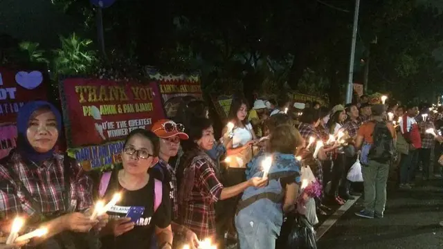 Warga gelar aksi nyalakan lilin merespons pembakara karangan bunga Ahok-Djarot (Ilo Sanre)