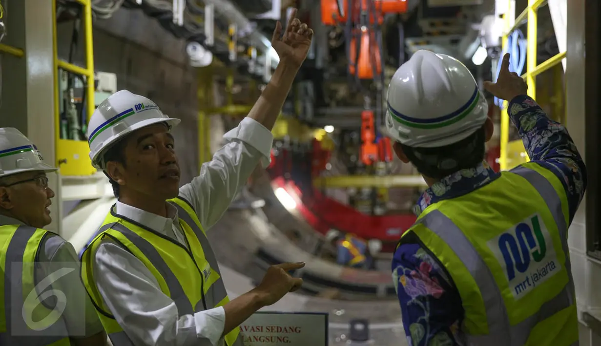 Presiden Jokowi saat berada di dalam terowongan Mass Rapid Transit (MRT) di Patung Pemuda, Senayan, Jakarta, Kamis (8/10). Jokowi didampingi Gubernur DKI Basuki Tjahaja Purnama meninjau pengerjaan proyek pembangunan MRT. (Liputan6.com/Faizal Fanani)