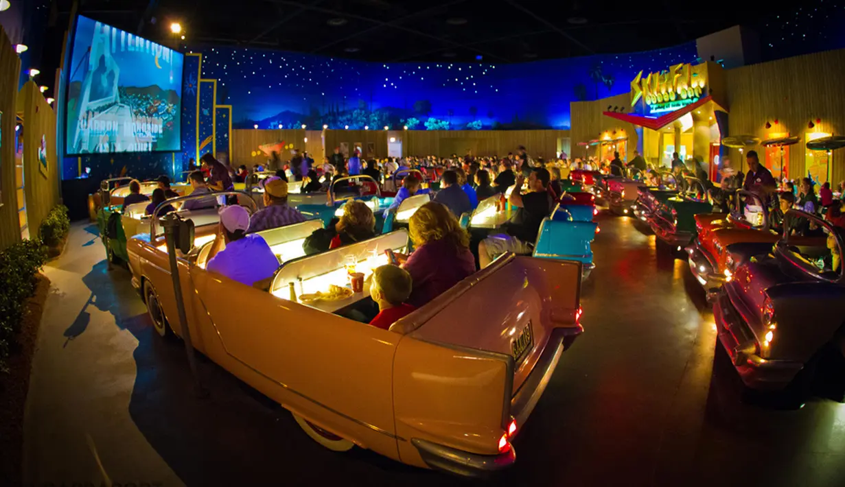 Bioskop yang berdiri di sebuah arena Disney di Hollywood ini menawarkan sesuatu yang unik. Konsep nonton filmnya yaitu Anda akan duduk di dalam sebuah replika mobil retro tahun 1950-an dan pelayan akan menyajikan sajian khas Amerika. (www.flickr.com)