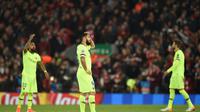 Reaksi bintang Barcelona, Luis Suarez (tengah) setelah timnya disingkirkan Liverpool pada leg kedua semifinal Liga Champions di Anfield, Rabu (8/5/2019). (AFP/Oli Scarff)