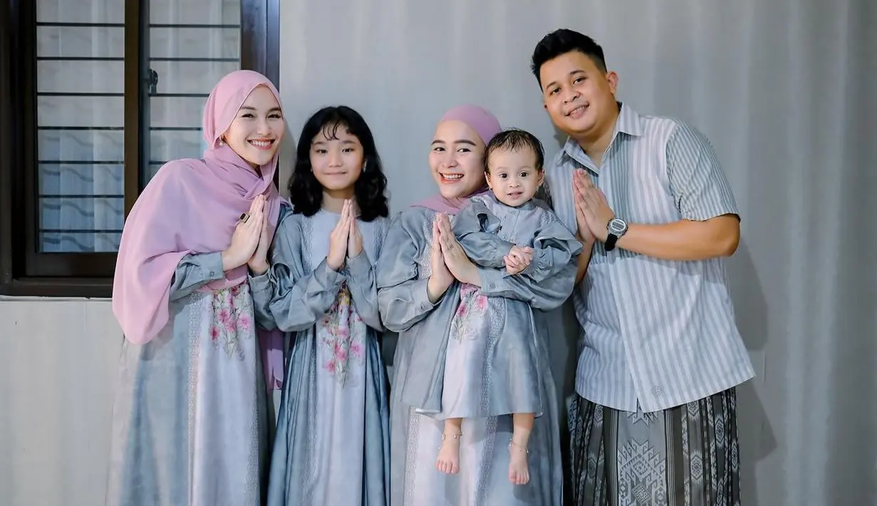 Penampilan Ayu Ting-Ting yang terlihat santun tuai pujian dengan kerudung pink [@ayutingting92]