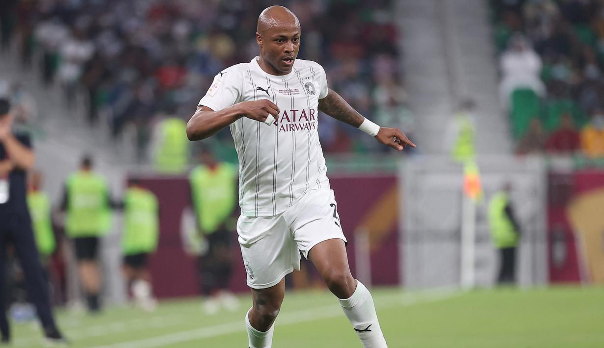 Gelandang Al Sadd SC, Andre Ayew saat menghadapi Al Rayyan dalam laga final Amir Cup di Al Thumama Stadium, Doha, Qatar (22/10/2021). Everton juga telah mendapat lampu hijau dari klub Liga Qatar, Al Sadd SC untuk memboyong Andre Ayew pada bursa transfer Januari 2023. Namun nyatanya sang pemain lebih memilih bergabung dengan Nottingham Forest. (AFP/Karim Jaafar)