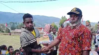 Seorang peserta menerima hadiah lomba 17 Agustusan di Papua. (Liputan6.com/Muhammad Radityo Priyasmoro)