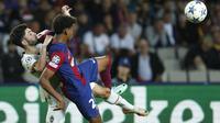 Irakli Azarov dari Shakhtar, kiri, berebut bola dengan Lamine Yamal dari Barcelona selama pertandingan sepak bola Grup H Liga Champions antara Barcelona dan Shakhtar Donetsk di Stadion Olimpiade di Barcelona, Spanyol, Rabu, 25 Oktober 2023. (AP Photo/Joan Monfort )